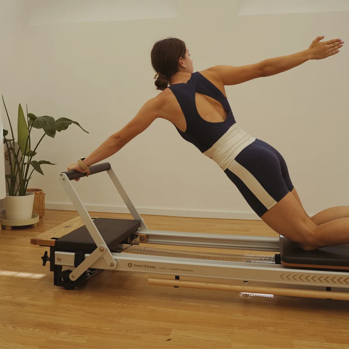 Pilates vaja z zasukom trupa na reformerju